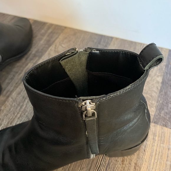 Black faux leather heeled ankle boot with silver double zipper detail - Picture 5 of 10